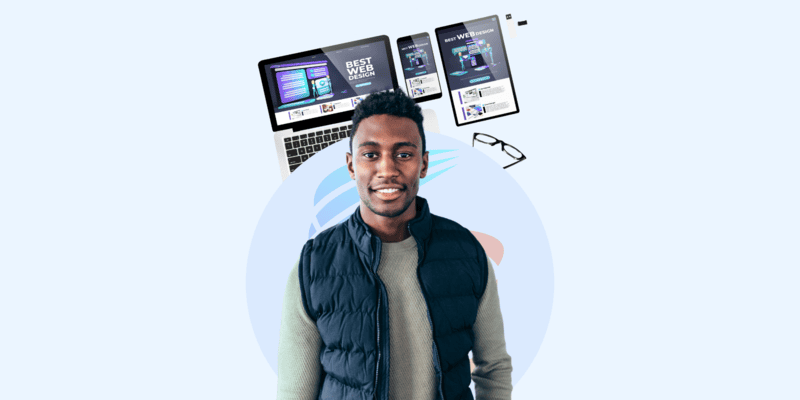 Ein junger Mann schaut grinsend in die Kamera. Im Hintergrund sieht man das SiteCockpit Logo und ein Paar Computer und Tablets, was Design darstellen soll